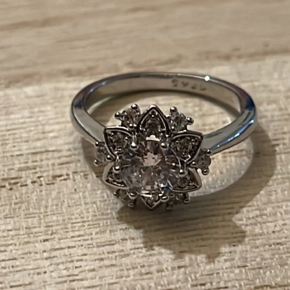 Elegant flower ring